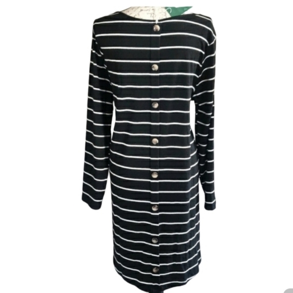 NWT button back dress. - Picture 2 of 7